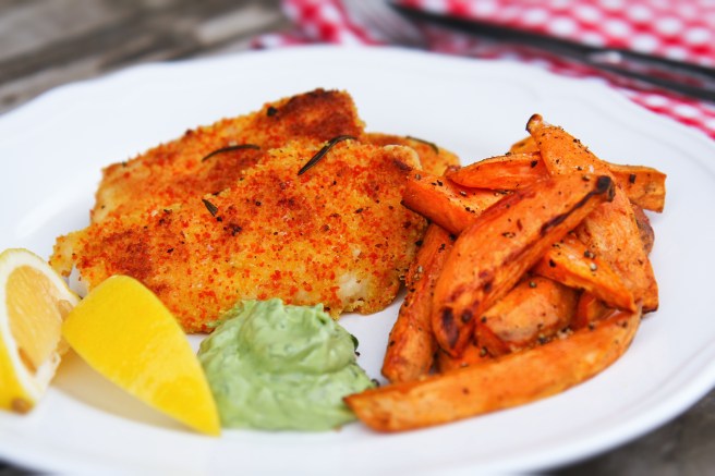 Pönnusteiktur þorskur með sætum kartöflubátum og basilikumajónesi