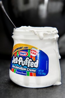 Frosin bismarkbaka með marshmellowkremi