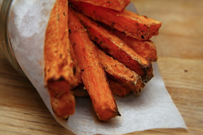 Kjúklingabitar og sætar kartöflufranskar með hunangssinnepssósu