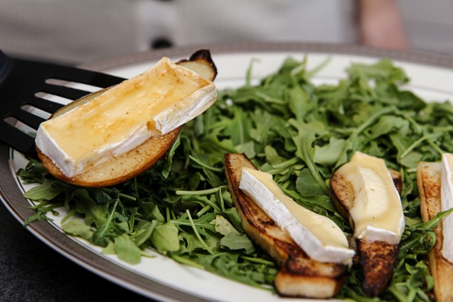 Smjörsteiktar perur með brie og furuhnetum á ruccolabeði