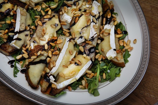 Smjörsteiktar perur með brie og furuhnetum á ruccolabeði