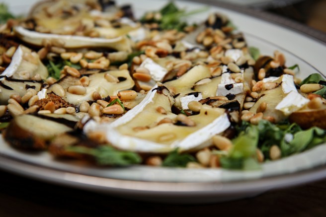 Smjörsteiktar perur með brie og furuhnetum á ruccolabeði