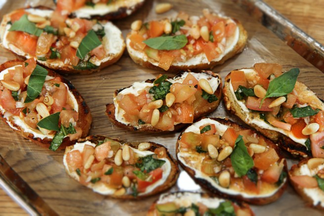 Tómatcrostini með þeyttum fetaosti