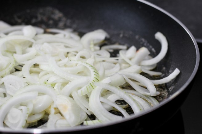 Pizza með karamelluseruðum lauki og pipruðu beikoni