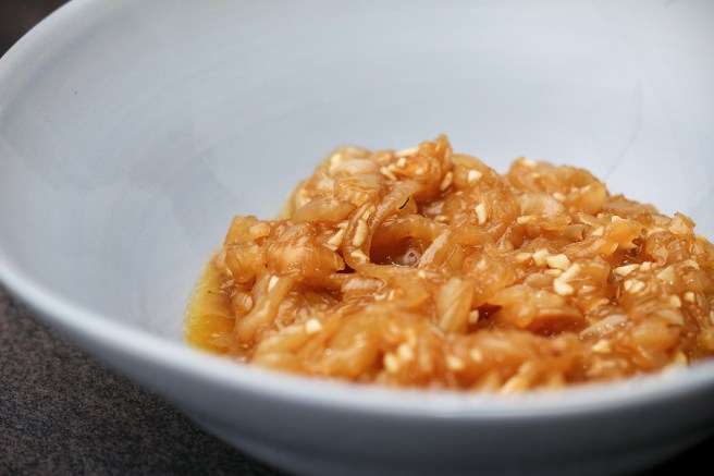 Pizza með karamelluseruðum lauki og pipruðu beikoni