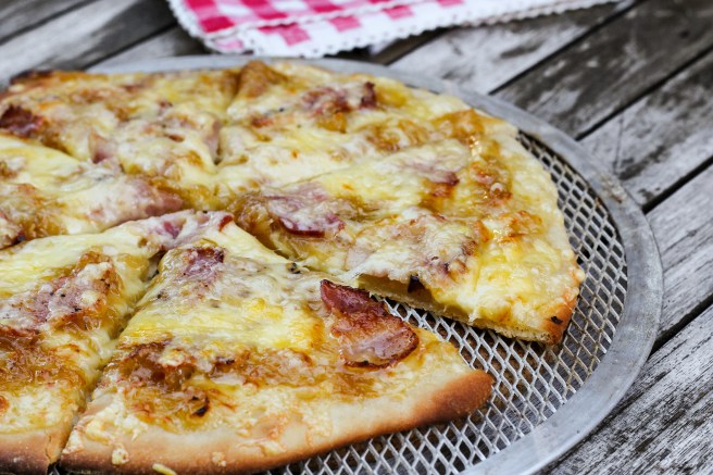 Pizza með karamelluseruðum lauki og pipruðu beikoni