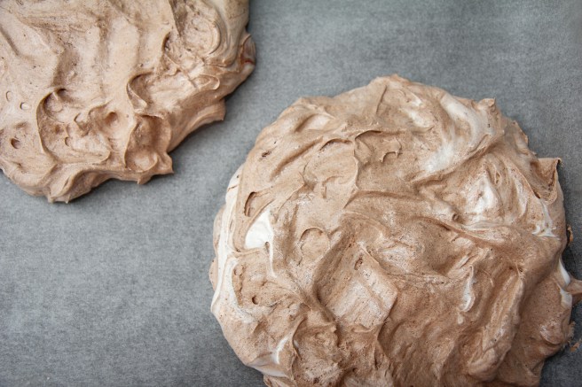 Súkkulaðipavlova með maltesers, daim, ristuðum pekanhnetum og súkkulaðisósu