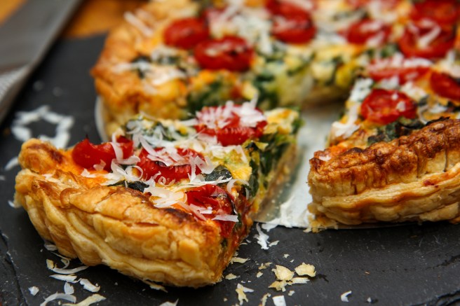 Parmesanbaka með spínati og kirsuberjatómötum