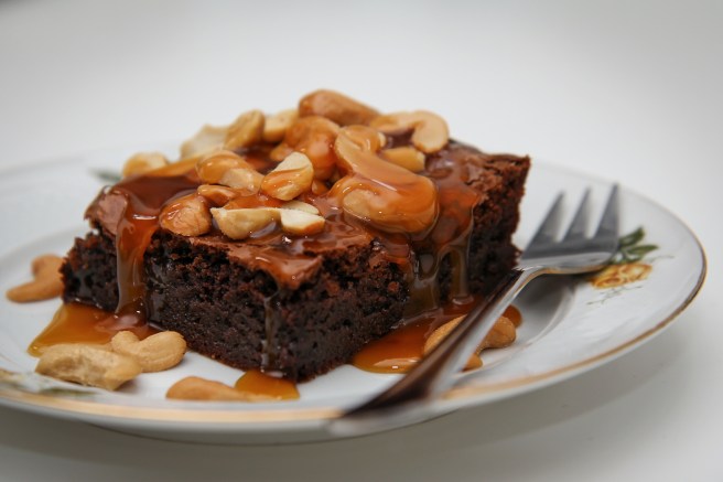 Frönsk súkkulaðikaka með söltum hnetum og karamellusósu