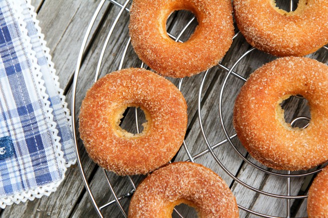 Kanilsykurhúðaðir kleinuhringir