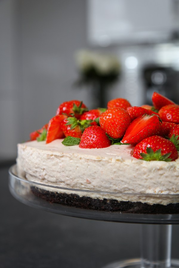 Browniekaka með daim og jarðaberjafrauði