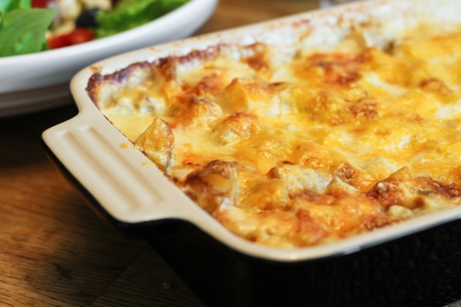 Hægeldað nauta innra læri, kartöflugratín, heimagerð bernaise sósa og piparostasveppasósa