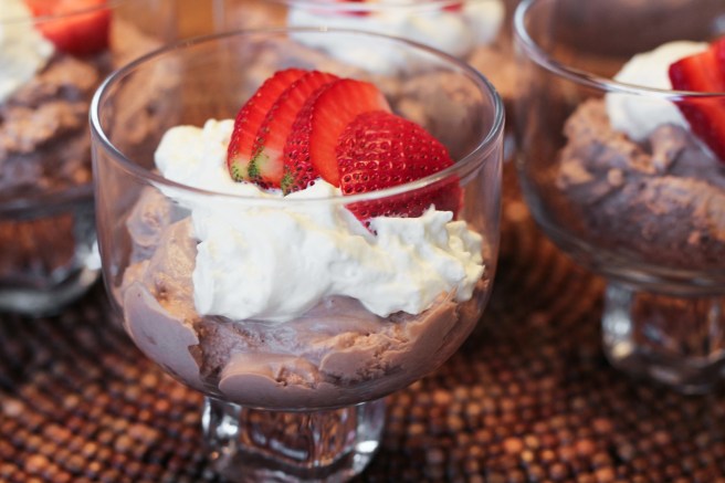 Hægeldað nauta innra læri, kartöflugratín, heimagerð bernaise sósa og piparostasveppasósa