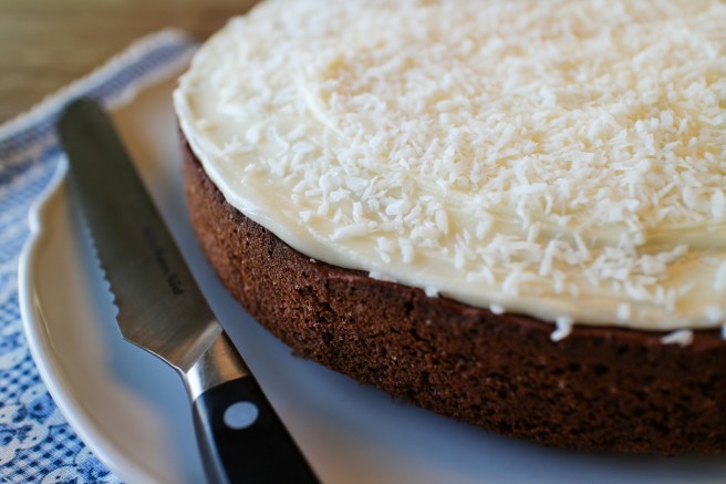 Mjúk súkkulaðikaka með vanillukremi og kókos