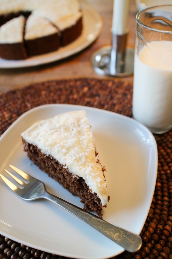 Mjúk súkkulaðikaka með vanillukremi og kókos