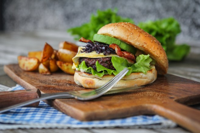 BBQ-Hamborgarar með karamelluhúðuðum rauðlauk og hvítmygluosti