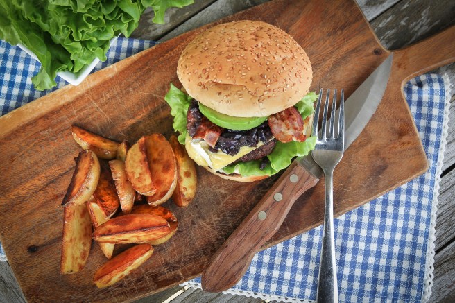 BBQ-Hamborgarar með karamelluhúðuðum rauðlauk og hvítmygluosti