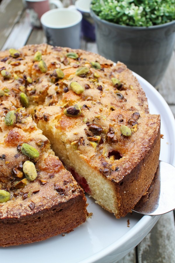 Dásamleg sítrónukaka með hindberjum og pistasíuhnetum