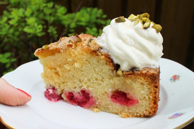 Dásamleg sítrónukaka með hindberjum og pistasíuhnetum