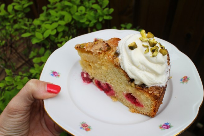 Dásamleg sítrónukaka með hindberjum og pistasíuhnetum