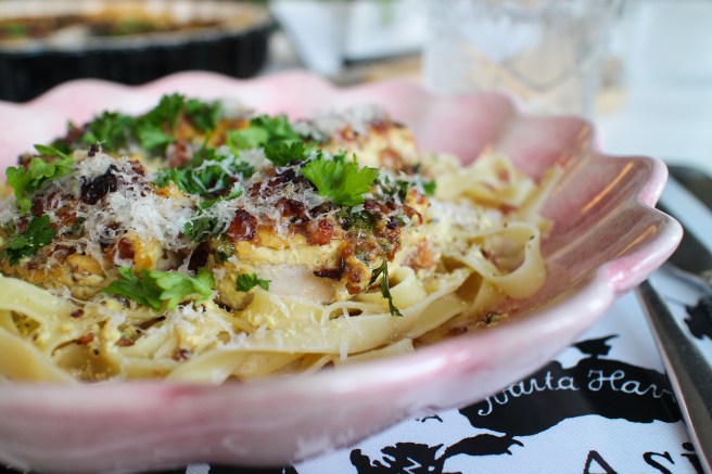 Kjúklingur með beikoni, steinselju og parmesan í dásamlegri sinnepssósu