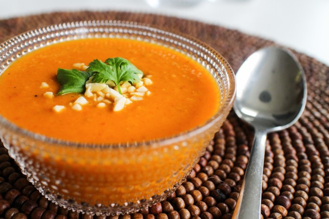 Gulrótar, tómata og kókossúpa