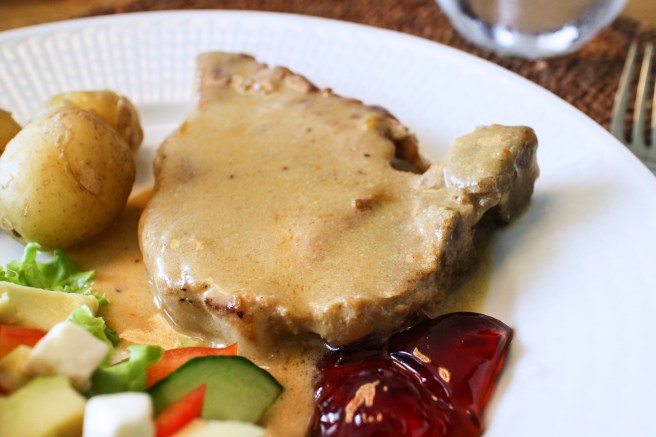 Hægeldaðar kótilettur í rjómasósu