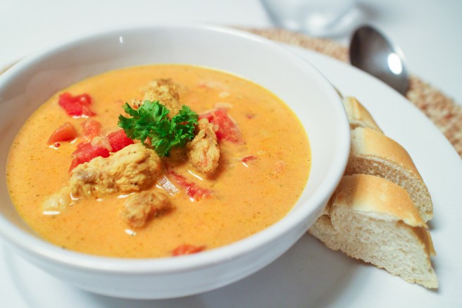 Kjúklingasúpa með tómötum, karrý og epli