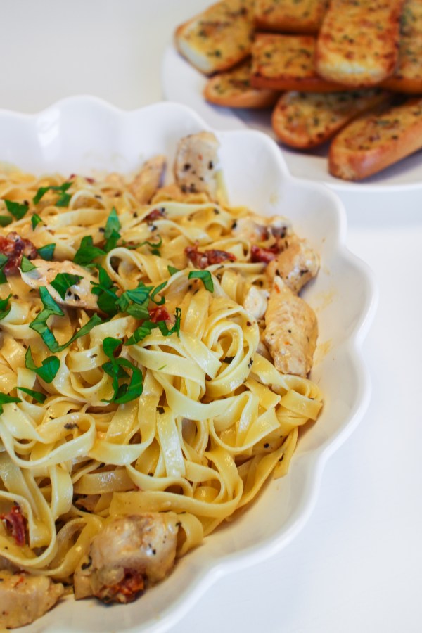 Pasta með kjúklingi, sóþurrkuðum tómötum og basiliku