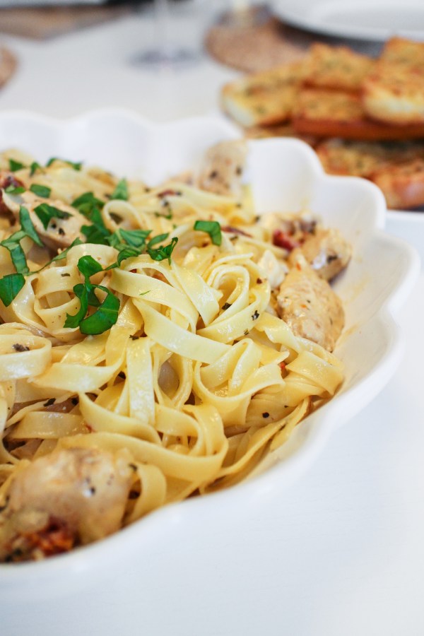 Pasta með kjúklingi, sóþurrkuðum tómötum og basiliku