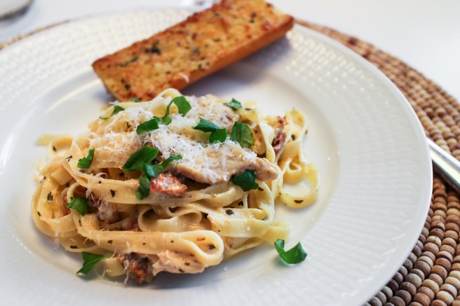 Pasta með kjúklingi, sóþurrkuðum tómötum og basiliku