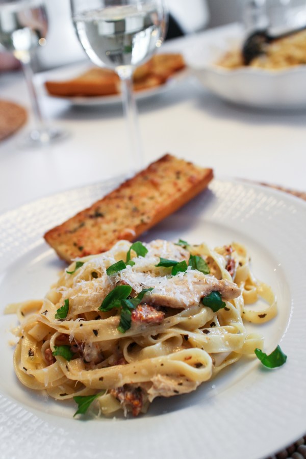 Pasta með kjúklingi, sóþurrkuðum tómötum og basiliku