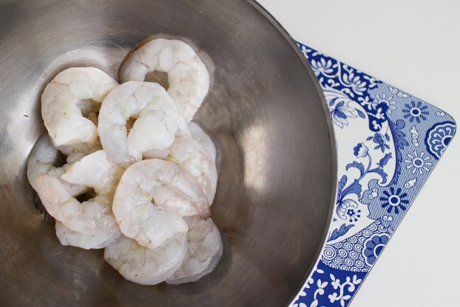 Tortillaskálar með grilluðum tígrisrækjum, avokadó og sýrðum rjóma