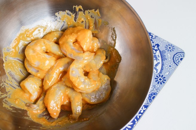 Tortillaskálar með grilluðum tígrisrækjum, avokadó og sýrðum rjóma