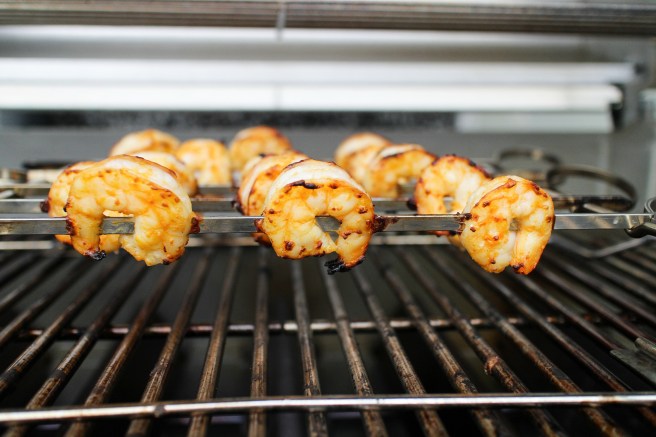 Tortillaskálar með grilluðum tígrisrækjum, avokadó og sýrðum rjóma