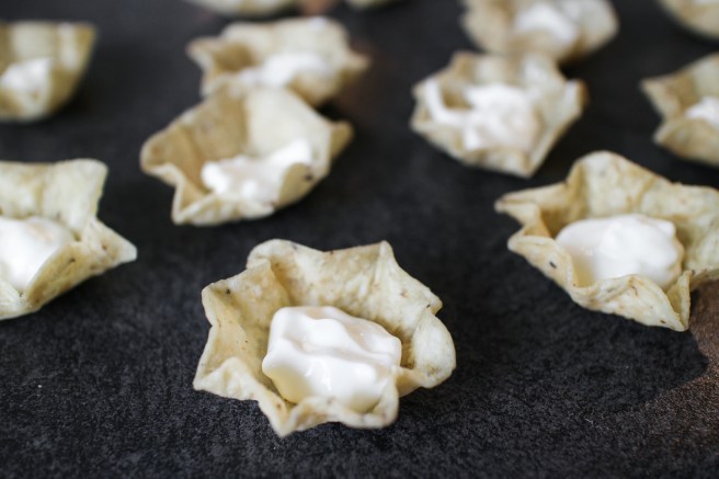 Tortillaskálar með grilluðum tígrisrækjum, avokadó og sýrðum rjóma