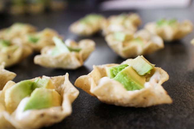 Tortillaskálar með grilluðum tígrisrækjum, avokadó og sýrðum rjóma