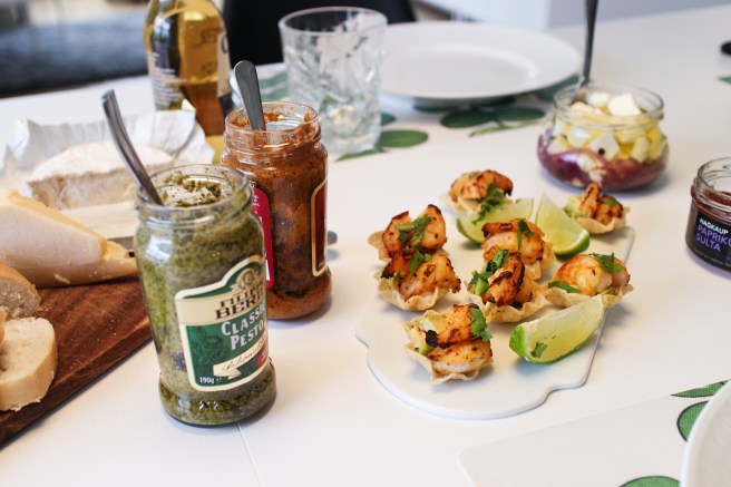 Tortillaskálar með grilluðum tígrisrækjum, avokadó og sýrðum rjóma