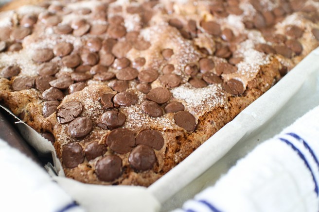 Mjúk kaffikaka með súkkulaðibitum og kanil