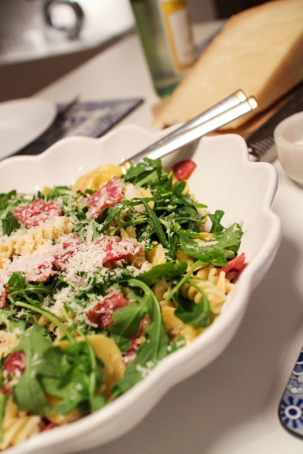 Pasta með salami, ruccola, furuhnetum og parmesan