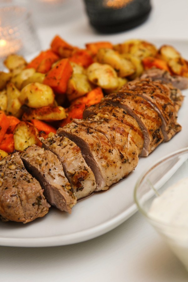 Ofnbökuð svínalund með rótargrænmeti - allt í einni skúffu!