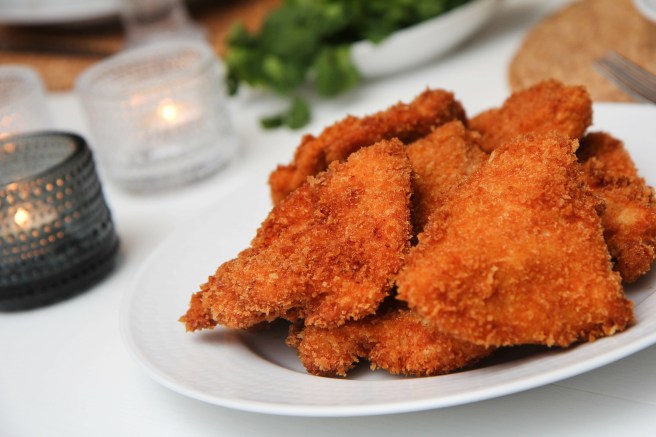 Kjúklingaborgari með pækluðum rauðlauk, hraðpæklaðri gúrku og hvítlaukschilisósu