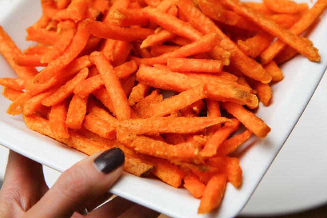 Kjúklingaborgari með pækluðum rauðlauk, hraðpæklaðri gúrku og hvítlaukschilisósu