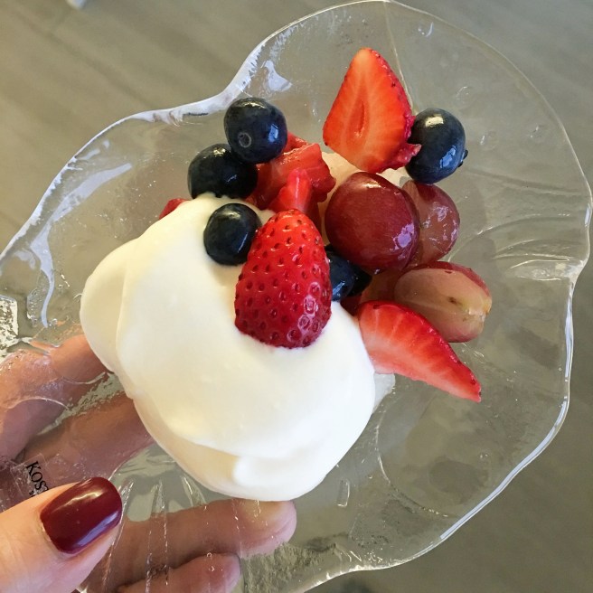 Portúgalskur saltfiskréttur og ávextir með hrákremi