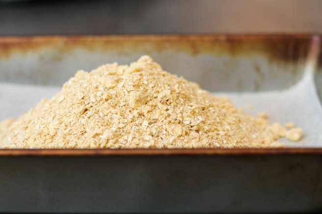 Hafarstykki með jarðaberjasultuHafarstykki með jarðaberjasultu