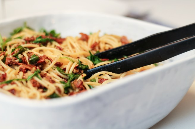 Spaghetti Cacio E Pepe með klettasalati og sítrónu