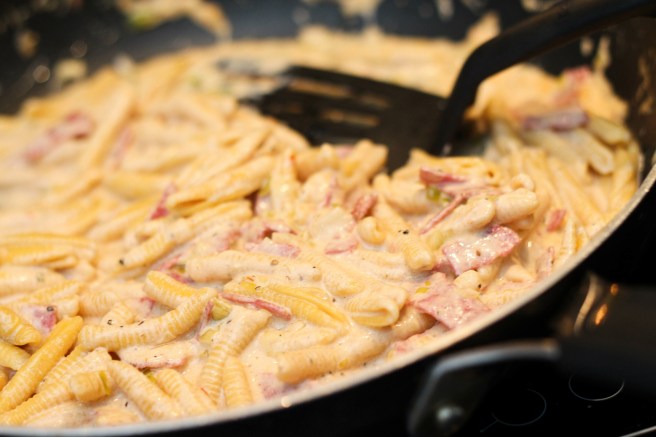 Pasta með salami og blaðlauki
