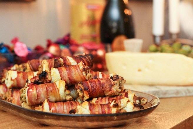 Beikonvafið brauð með rjómaosti, döðlum og valhnetum