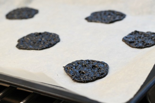 Sítrónumús með lakkrísskífu