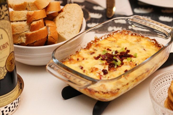 Ostaídýfa með karamelluseruðum lauk og beikoni